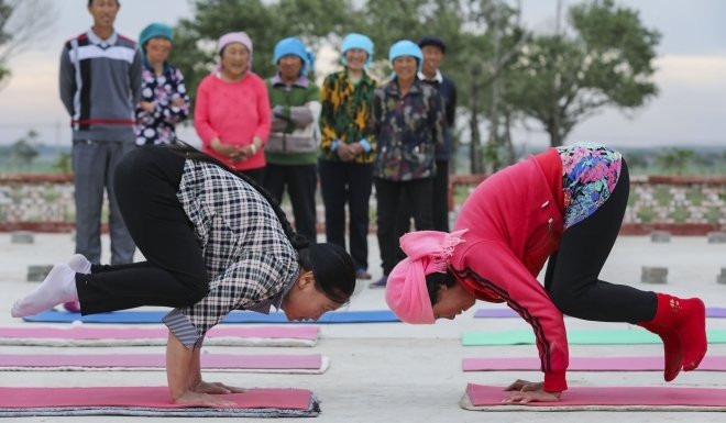 Theo tìm hiểu, thôn Ngọc Cẩu Lương nằm ở huyện Trương Bắc, thị Trương Gia Khẩu, tỉnh Hà Bắc, Trung Quốc. Cũng giống như bao thôn làng bình thường khác, người dân nơi đây chủ yếu làm nông, chỉ có một điểm khác biết, ở đây người người, nhà nhà đều luyện tập Yoga.