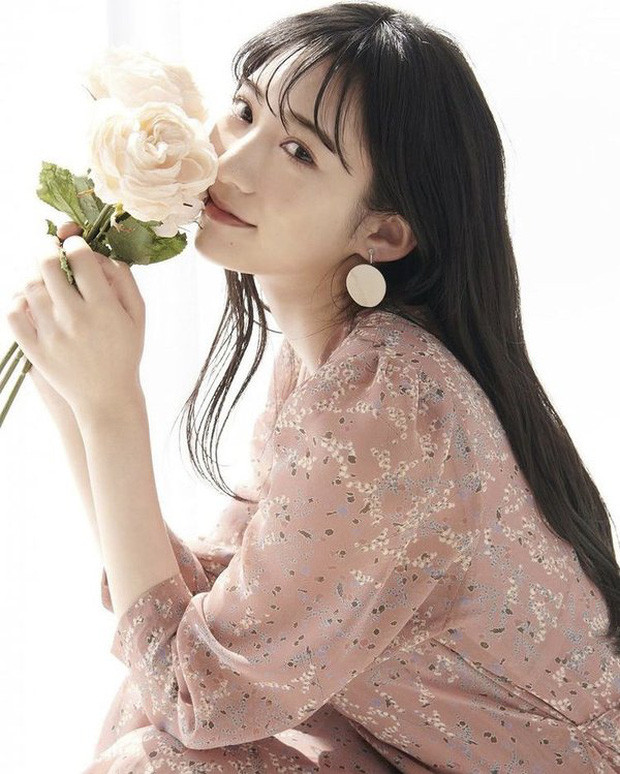 Yokono Sumire (sinh năm 2000), chính thức ra mắt tháng 7/2018 và thuộc thế hệ thứ 6 của NMB48, nhóm nhạc chị em của AKB48.