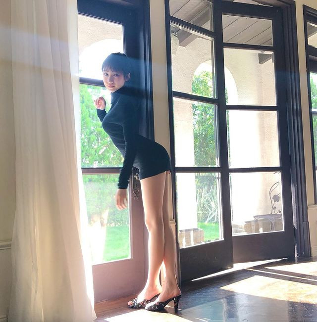 Trang Koreboo cho biết, Yokono Sumire bị bắt gặp vào khách sạn với nam thần tượng Yokoyama You hơn cô 19 tuổi của nhóm nhạc Kanjani Eight. Cả hai bị bắt gặp rời khỏi cùng một khách sạn, che chắn kín mặt để tránh bị lộ diện.