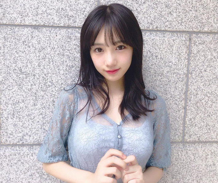Ngay từ khi ra mắt, nữ thần tượng Yokono Sumire đã gây được ấn tượng lớn với công chúng nhờ nhan sắc ngọt ngào và thân hình bốc lửa với vòng một khủng cup F.