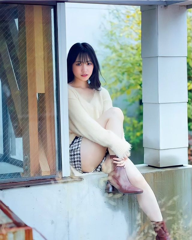 Yokono Sumire cũng được mệnh danh là nữ thần tượng có vóc dáng đẹp nhất trong hệ thống nhóm nhạc 48. Chỉ tính riêng trên trang Instagram cá nhân, cô nàng có hơn 147.000 người hâm mộ, theo dõi.