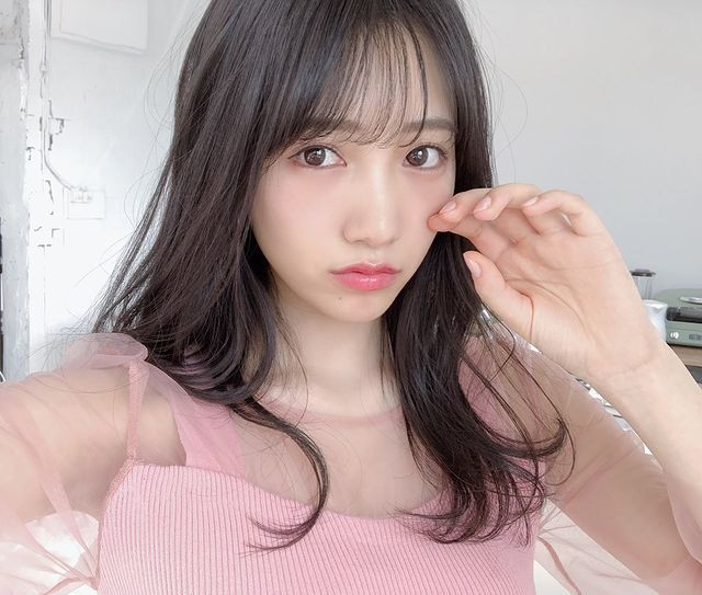 Như vậy, chỉ trong vòng chưa đầy 1 tuần, nữ thần nhan sắc thế hệ mới đã lộ ảnh hẹn hò với 2 người đàn ông. Ngay sau đó, Yokono bị chỉ thích thậm tệ vì vi phạm luật cấm hẹn hò của công ty. Sau đó cô nàng buộc phải hủy lịch diễn cùng nhóm và được dự đoán sẽ rút khỏi nhóm.