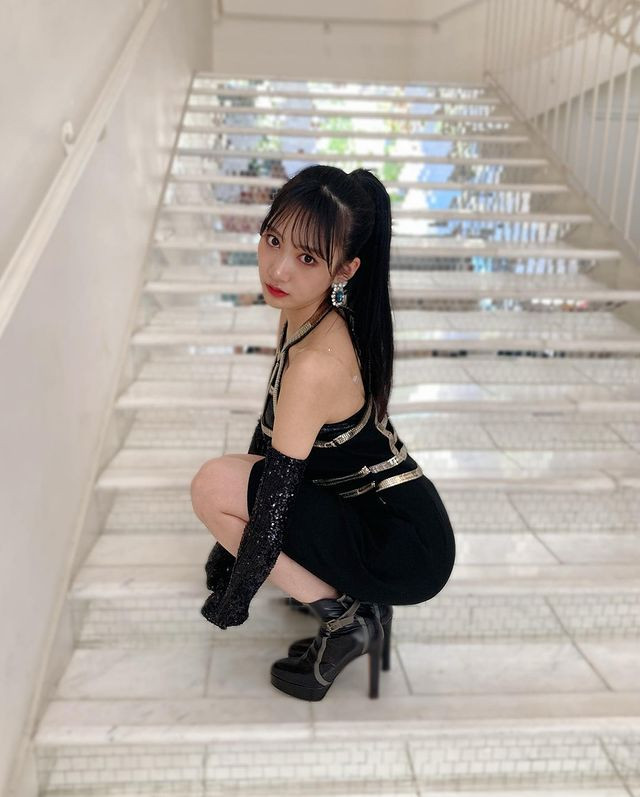 Tuyên bố này của Yokono Sumire được xem là chuyện tất yếu sau khi nữ thần tượng dính phải bê bối đời tư chấn động cả làng giải trí Nhật bản. Cụ thể, cô nàng bị paparazzi "tóm sống" cảnh hẹn hò, vào khách sạn với 2 mỹ nam khác nhau chỉ trong vòng 1 tuần.