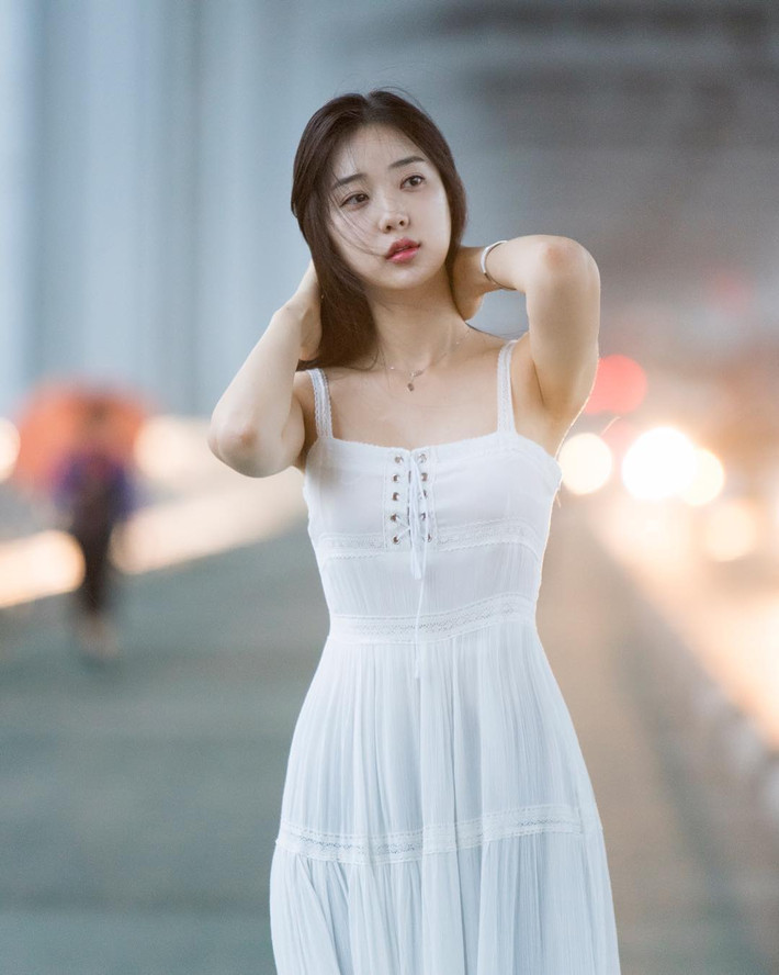 Rất hiếm khi Shin Jae Eun diện đồ kín đáo nhưng dù kín đến đâu, nữ người mẫu vẫn toát lên vẻ quyến rũ, gợi cảm của mình.