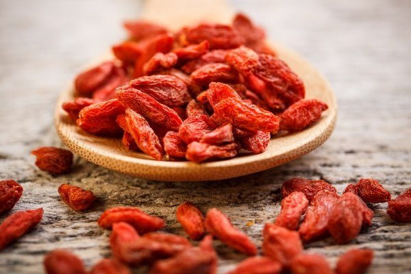 Bước 2: Rửa sạch kỳ tử, ngâm một lúc cho nở ra nhưng chỉ ngâm trong khoảng vài phút rồi vớt ra để ráo, vì ngâm quá lâu sẽ làm mất hết chất dinh dưỡng trong hạt kỳ tử gây lãng phí.