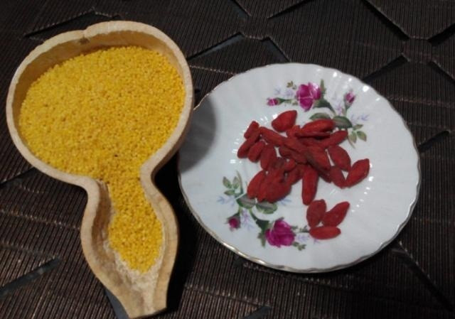 Gọi là cháo hoàng kim bởi vì nó có màu vàng rất bắt mắt, thêm vào đó giá trị dinh dưỡng lại cao, ăn thường xuyên rất tốt cho dạ dày, còn có thể kiện tỳ, bổ thận, cực hợp với những người đàn ông hay phải tiệc tùng, nhậu nhẹt. Để nấu cháo hoàng kim cần những nguyên liệu cơ bản là hạt kê, hạt kỳ tử và mật ong.