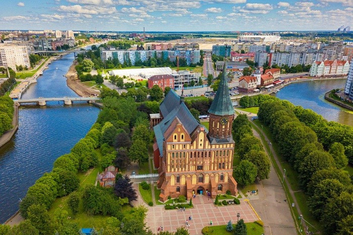 Kaliningrad - cực tây của nước Nga: Vùng đất ở cực tây của Nga là nơi sở hữu kiến trúc đậm chất Đức, đường bờ biển Baltic và rừng bạch dương xanh tươi. Nó là cửa ngõ dẫn đến Mũi đất Kursh lộng gió.