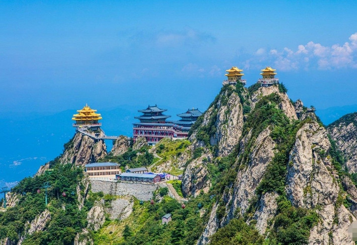 Núi Lão Quân là ngọn núi nổi tiếng ở Trung Quốc với phong cảnh đẹp tuyệt vời. Thiên cung trên núi Lão Quân có lịch sử hơn 2.000 năm, là ngọn núi có lịch sử lâu đời nhất trong Đạo giáo.