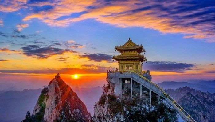 Dù mang kiến trúc cổ kính nhưng cả ba ngôi đình đều được xây dựng vào năm 2013, mô phỏng theo phong cách kiến trúc thời Mình – Thanh.