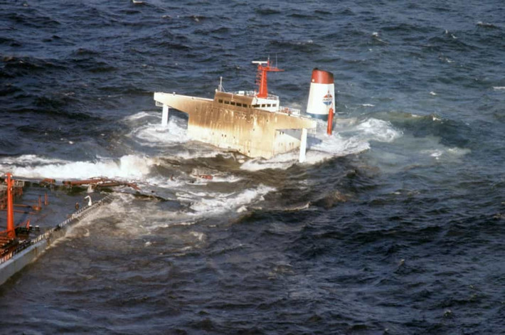 Vụ tràn dầu Amoco Cadiz năm 1978. Vào ngày 16/3/1978, siêu tàu chở dầu Amoco Cadiz mắc cạn trên Portsall Rocks, cách bờ biển Brittany, Pháp 5 km. Sự cố khiến dầu thô và 4.000 tấn dầu nhiên liệu trên tàu bị tràn ra biển.