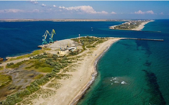 4. Belyaus Spit, Olenevka: Với bãi biển cát trắng và làn nước trong xanh như ngọc, Belyaus Spit được mệnh danh là "Maldives của Crimea".