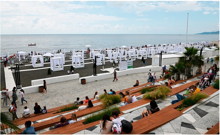 3. Riviera, Sochi: Bãi biển này là nơi lý tưởng để dạo chơi, ngắm hoàng hôn, tổ chức tiệc bãi biển và thư giãn trên những chiếc ghế tắm nắng trắng như tuyết.