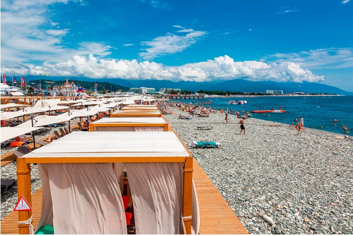 7. Rosa Khutor, Sochi: Đây là một bãi biển nổi tiếng thuộc về một khu nghỉ mát trên núi cùng tên và nằm trong Công viên Olympic Sochi ngay đối diện với Sân vận động Olympic Fisht. Sau một ngày sôi động trên núi, bạn có thể dành buổi chiều là ngắm hoàng hôn ở bãi biển này.