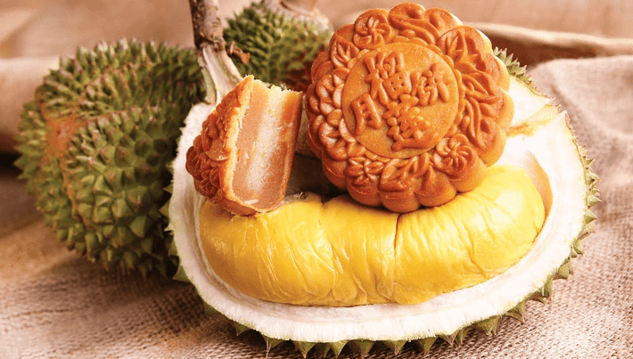 Vào ngày Tết Trung thu, người dân sẽ quây quần bên gia đình cùng ăn mừng với hai món phổ biến là bưởi và sầu riêng để mong được viên mãn, sum vầy.