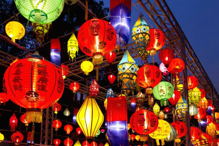 Trung Quốc: Tết Trung thu là lễ hội lớn thứ 2 tại Trung Quốc, chỉ sau Tết Nguyên đán, rất được người dân nước này coi trọng. Vào dịp Tết Trung thu, người Trung Quốc đều trở về sum họp với gia đình.