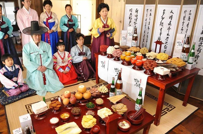 Hàn Quốc: Tết Trung thu hay Chuseok (lễ tạ ơn) là một trong những ngày lễ lớn nhất của Hàn Quốc. Theo truyền thống, đây là dịp nghỉ lễ kéo dài 3 ngày, từ ngày 14/8 – 16/8 âm lịch.