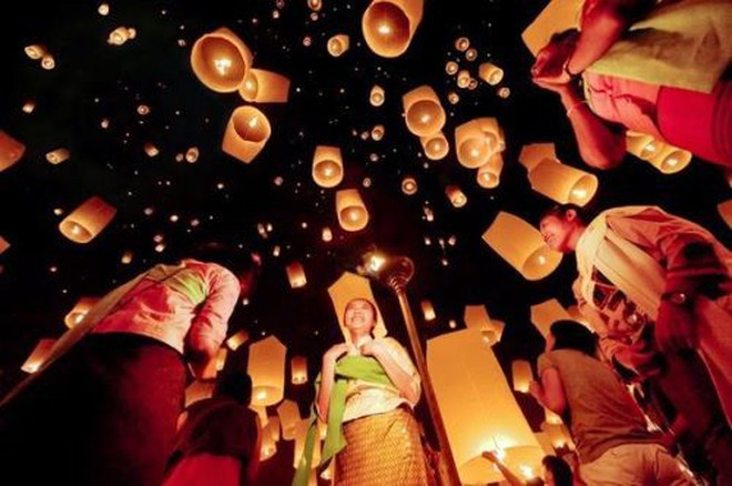 Thái Lan: Tết Trung thu ở Thái Lan được gọi là “lễ cầu trăng”, tổ chức vào đúng ngày 15/8 Âm lịch. Theo truyền thuyết, vào ngày này Bát Tiên sẽ mang đào tới cung trăng để chúc thọ Quan Âm bồ tát. Vì thế, người Thái rất thích làm bánh hình quả đào.