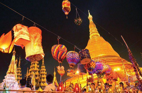 Myanmar: Tết Trung thu ở Myanmar được gọi với nhiều tên khác nhau như Lễ Trăng tròn, Tiết Quang Minh. Vào đêm rằm tháng 8, các gia đình đều thắp sáng những chiếc đèn lồng khiến các thành phố sáng rực, ánh sáng chiếu rọi khắp nơi.