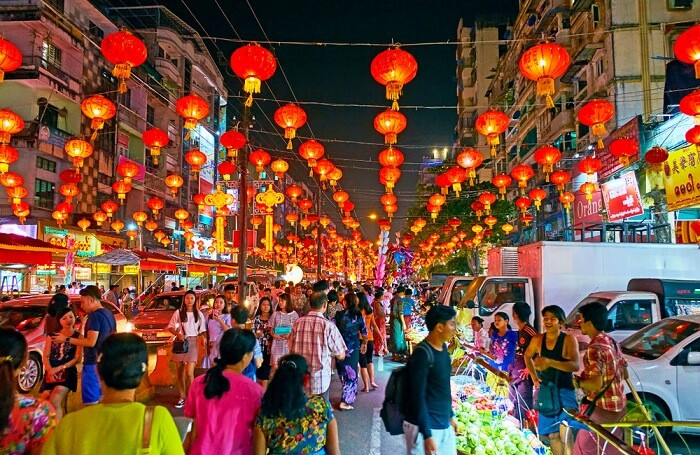 Bên cạnh đó, người Myanmar cũng tập trung lại cùng xem biểu diễn kịch, nhảy múa, xem phim và nhiều hoạt động vui chơi náo nhiệt khác trong đêm lễ hội này. Ảnh: IT.
