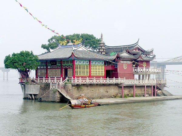 Chùa Kim Sơn được xây dựng từ thời nhà Tống. Bởi vì nhìn từ xa, chùa có hình dạng như một con dấu bằng đá nên người dân địa phương còn gọi nơi đây là chùa Kim Ấn.