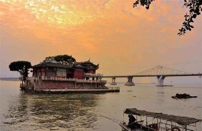 Nơi đây từng hứng chịu lũ lụt cực lớn nhưng ngôi chùa vẫn sừng sững, hiên ngang giữa làn nước.