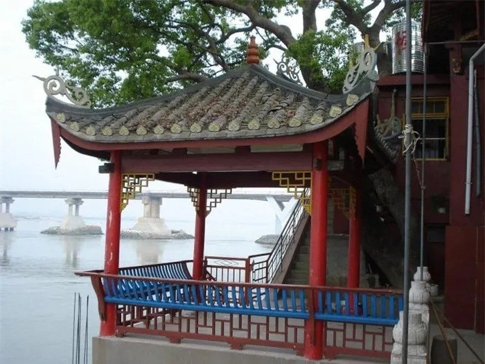 Tảng đá nâng đỡ dưới chùa Kim Sơn không quá lớn nên diện tích tổng thể của chùa chỉ ở tầm trung. Tuy nhiên, kiến trúc nổi giữa sông độc đáo khiến ngôi chùa trở nên nổi tiếng.