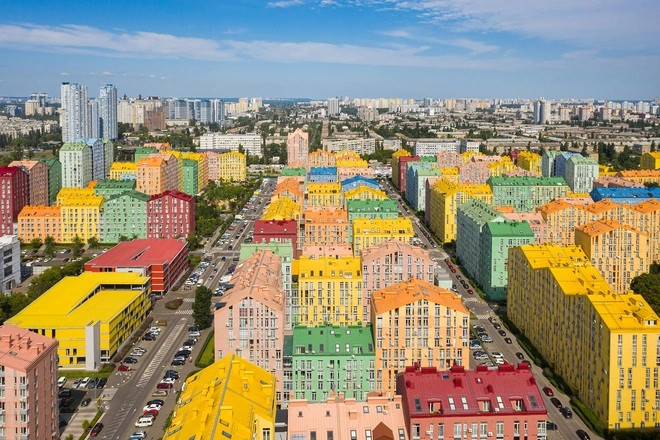 Thị trấn Comfort nằm ở ngoại ô của thủ đô Kiev, Ukraine. Nó trở nên nổi tiếng, khác biệt hoàn toàn với biết bao thị trấn nhỏ khác nhờ thiết kế tòa nhà đa sắc màu bắt mắt.