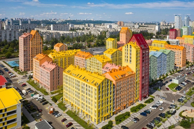Nhìn chúng vì thế không khác gì những khối đồ chơi lego rực rỡ của trẻ nhỏ.