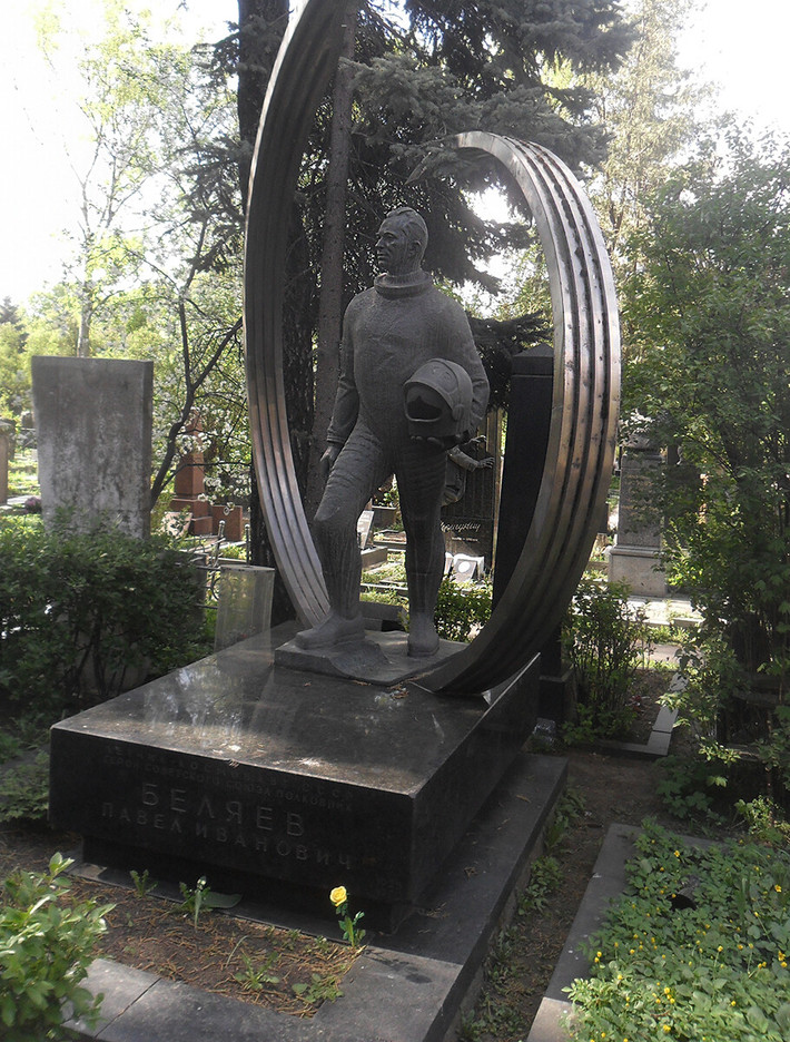 Phi hành gia Pavel Belyayev: Belyayev là phi hành gia đầu tiên lái tàu vũ trụ điều khiển bằng tay. Trong ảnh là đài tưởng niệm của ông ở Nghĩa trang Novodevichy.