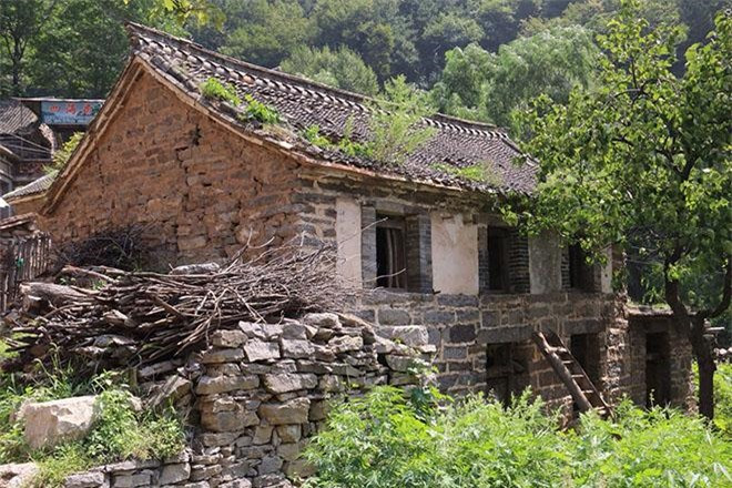 Lối kiến trúc của làng Quách Lượng luôn được gìn giữ trong suốt mấy trăm năm qua với những căn nhà cổ kính, mọi cảnh vật yên bình.