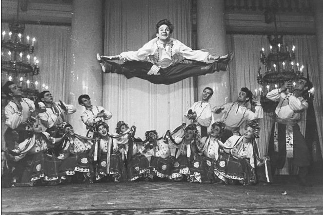 Đoàn múa dân gian của Igor Moiseyev đi lưu diễn khắp thế giới và rất nổi tiếng ở Nga.