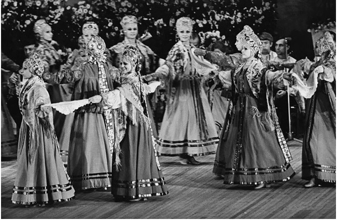 Vào những năm 1930, một 'Lễ hội múa dân gian của toàn Liên minh' đã được thành lập, đại diện cho hầu hết các quốc gia của Liên Xô.
