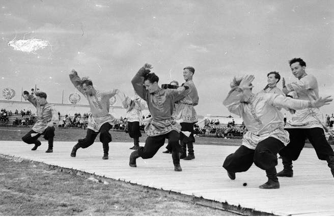Múa dân gian ở Liên Xô bắt đầu phát triển trên sân khấu lớn sau cuộc chiến năm 1812 với nước Pháp thời Napoléon.
