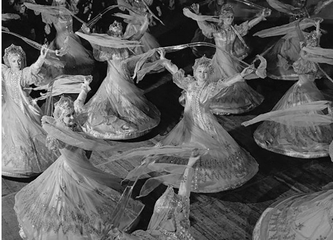 'Vũ điệu sân khấu dân gian', là sự cộng sinh của vũ đạo chuyên nghiệp và múa dân gian.