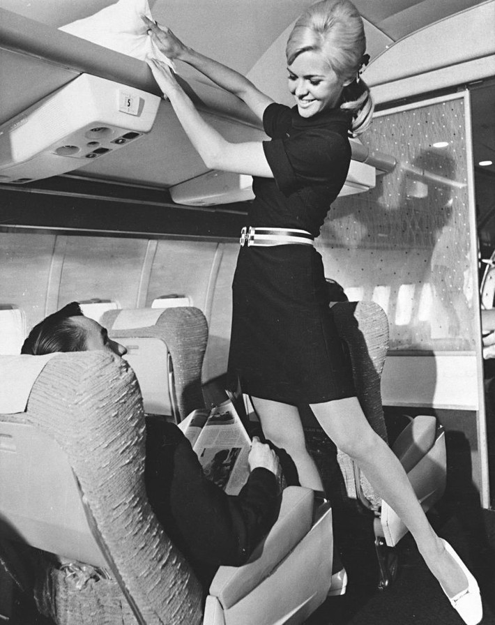 Nữ tiếp viên hàng không American Airlines (Mỹ) trong buổi giới thiệu đồng phục mới năm 1967.