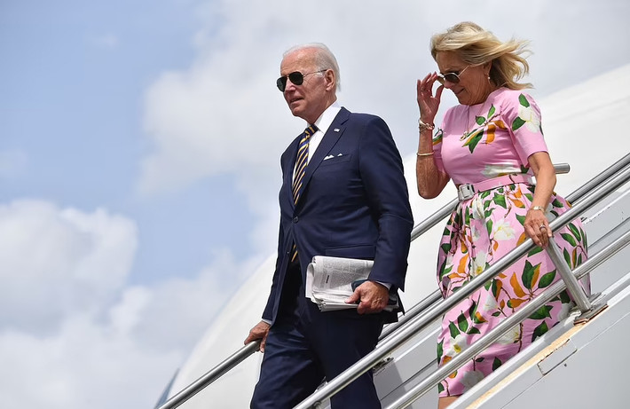 Bà Jill cùng ông Biden rời chiếc Air Force One sau khi nó hạ cánh xuống đảo Kiawah, nơi gia đình tổng thống sẽ nghỉ dưỡng 1 tuần.