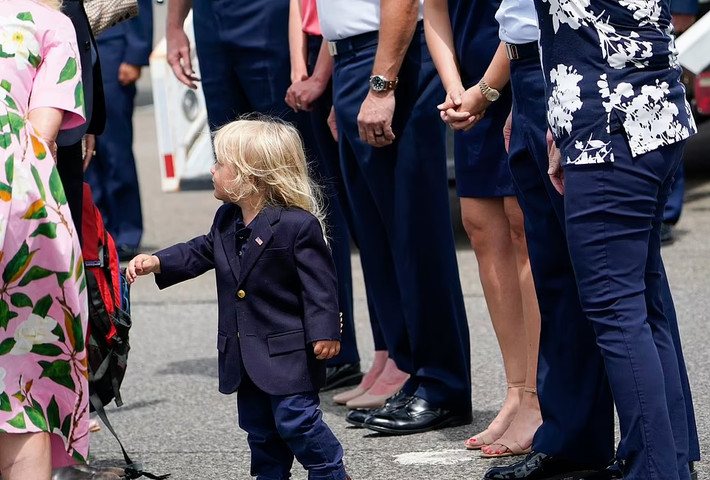 Sau khi xuống chuyên cơ, bé Beau Biden tỏ ra tự tin khi được mọi người vây quanh hỏi han.
