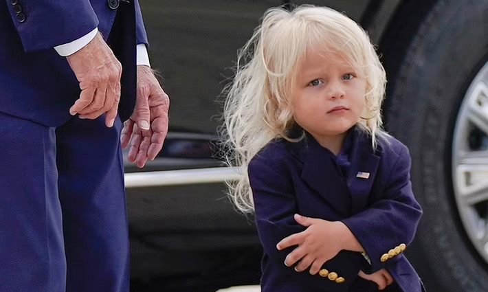 Chuyến nghỉ dưỡng có ông Biden cùng Đệ nhất Phu nhân Jill Biden, con trai Hunter Biden, con dâu Melissa Cohen và cháu trai Beau được đưa đến Căn cứ Liên hợp Andrews để lên máy bay. Cháu nội của Tổng thống Biden gây ấn tượng với mái tóc vàng dài quá vai và để xõa.