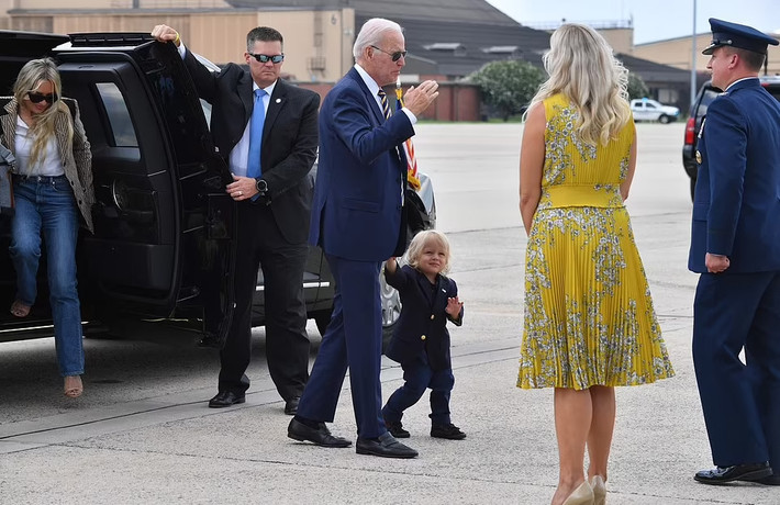 Beau bám vào tay Tổng thống Joe Biden và vẫy tay chào lực lượng quân đội ở đường băng.