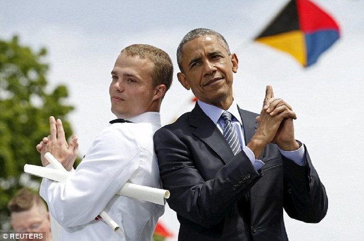 Trong buổi lễ tốt nghiệp của Học viện Coast Guard, cựu Tổng thống Mỹ Barack Obama đến tham dự và tạo dáng như trong phim Điệp viên 007 cùng tân cử nhân Robert McConnel.
