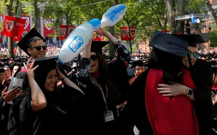 Sinh viên trường Nha khoa thuộc Đại học Harvard thoải mái mang theo mô hình bàn chải đánh răng cỡ lớn đi dự lễ tốt nghiệp.