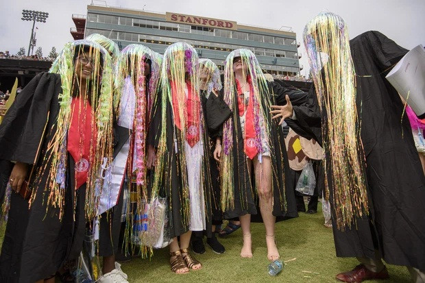 Truyền thống của lễ tốt nghiệp ở ĐH Stanford là "wacky walk" - sinh viên có thể cosplay, ăn mặc đủ thứ quần áo kỳ dị khi đi vào trong sân vận động trước khi bắt đầu buổi lễ.