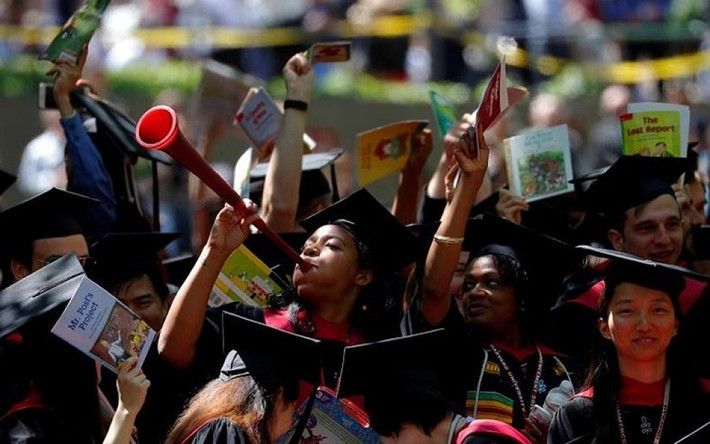 Sinh viên tốt nghiệp Trường Sư phạm thuộc Đại học Harvard háo hức trong lễ phát bằng lần thứ 367. Một nữ sinh còn cầm kèn thổi để ăn mừng.
