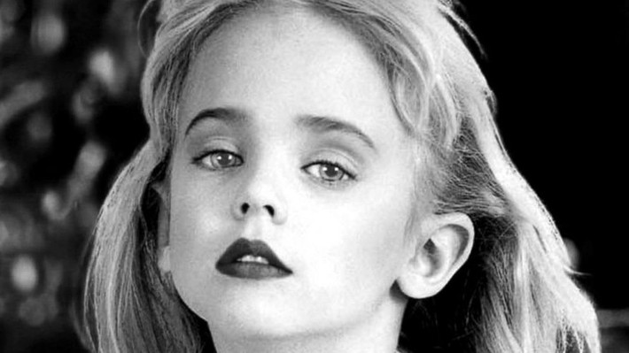 Vào ngày xảy ra vụ sát hại hoa hậu nhí, cảnh sát Colorado nhận được cuộc gọi từ bà Patsy Ramsey, mẹ của JonBenét, nói rằng con gái bà đã bị bắt cóc. Bức thư tống tiền để lại trên kệ bếp đòi gia đình chi 118.000 USD để đổi lại sự an toàn của con gái.