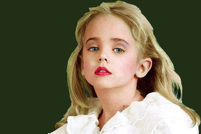 JonBenét Patricia Ramsey sinh ngày 6/8/1990 tại Atlanta, bang Georgia (Mỹ). Cô gái có đôi mắt xanh, mái tóc vàng óng ả và nụ cười rạng rỡ.