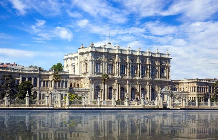 Cung điện Dolmabahçe, Istanbul, Thổ Nhĩ Kỳ: Cung điện này có tới 285 phòng và 46 hội trường lớn nhỏ. Nơi đây từng là trụ sở của Đế chế Ottoman. Cuối thế kỷ 18, Hoàng đế Abdulmecid I đã phải bỏ ra 14 tấn vàng để mạ trần cho cung điện.