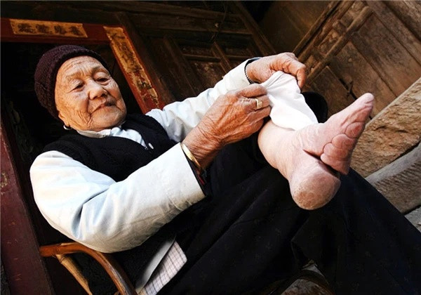 Tục bó chân được coi là một cách để buộc người phụ nữ phải phụ thuộc vào gia đình, do không thể tự đi lại dễ dàng nên họ sẽ phải phục tùng nhà chồng tuyệt đối.