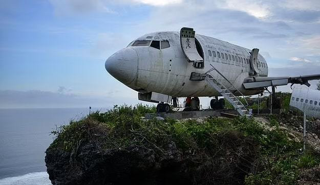 Ngoài ra, đảo Bali còn có máy bay phản lực nghỉ hưu khác nằm trên đỉnh một vách đá ở bãi biển Nyang-Nyang. Nó xuất hiện vào năm 2021. Ảnh: News.com, DM.