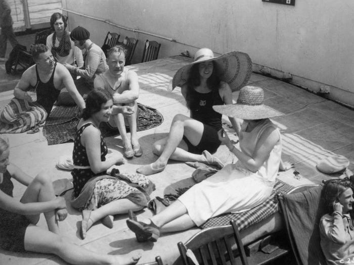 Trang phục của những người phụ nữ thời kỳ đó đã thoải mái hơn, không còn bị bó buộc bởi những chiếc áo bó sát và váy rộng. Ảnh chụp trên một du thuyền năm 1920.
