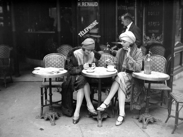 Hai cô gái ngồi trò chuyện trong quán cà phê ở Paris, Pháp, vào khoảng năm 1920. Nguồn ảnh: Insider.